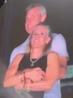 Kristin Cabot y Andy Byron en la pantalla gigante en medio de un recital de Coldplay.