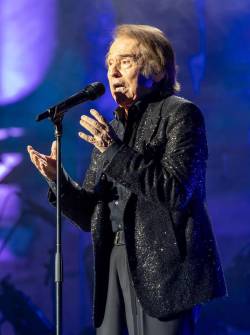 El cantante Raphael regresa a los escenarios con un concierto en el Teatro Romano de Mérida.