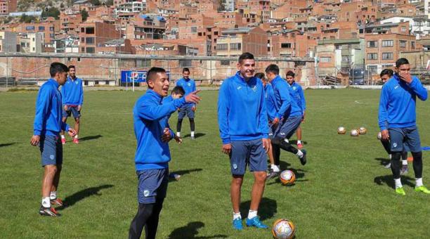 Futbolistas en Bolivia no descartan paralizarse por deudas