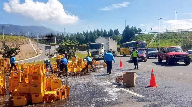 Camión de cerveza se accidenta al sur de Quito