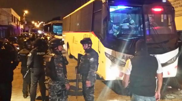 Autoridades trasladan a 100 reos de la prisión de Guayaquil