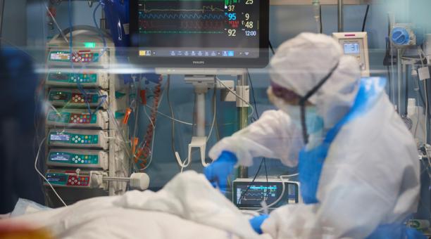 Muere la primera persona del mundo por reinfección de COVID-19