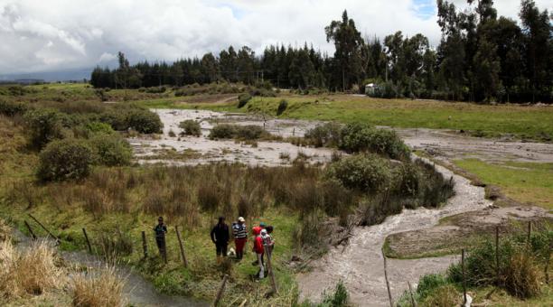 Mujer fue arrastrada por creciente de un río en Cotopaxi