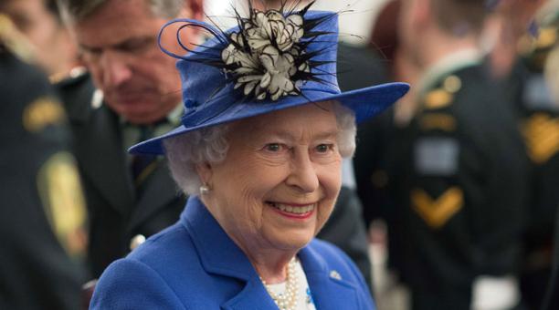 La Reina Isabel II muestra su lado más coqueto