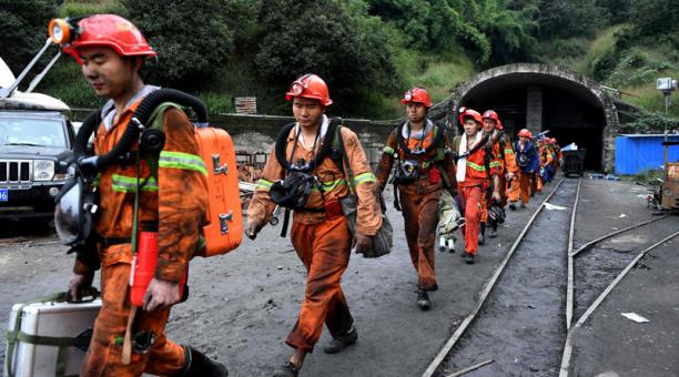 Once muertos y 25 atrapados tras explosión en una mina en China