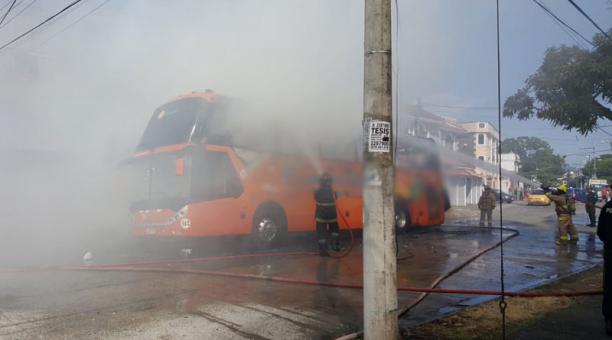 Bus se incendió en av. de Las Américas, en Guayaquil