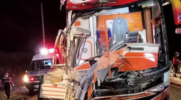 Choque de bus interprovincial deja siete heridos en Imbabura