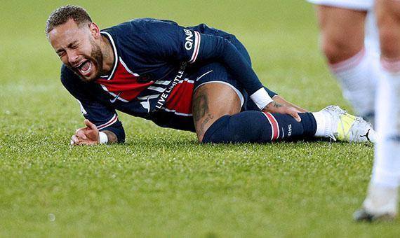 Neymar, lamentando su lesión de tobillo.