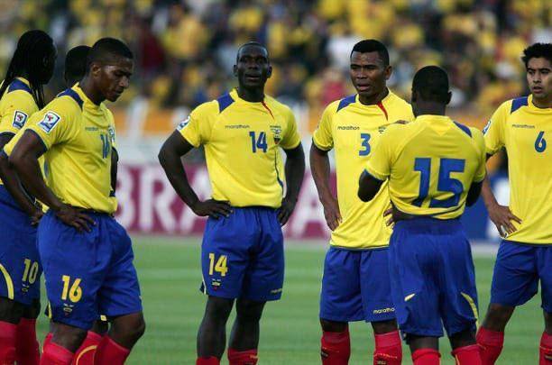 Antonio Valencia (i), Segundo Castillo (c), Iván Hurtado (2-d), Walter Ayoví (15) y Christian Noboa (d) lamentan la derrota ante Uruguay en las eliminatorias rumbo a Sudáfrica 2010.
