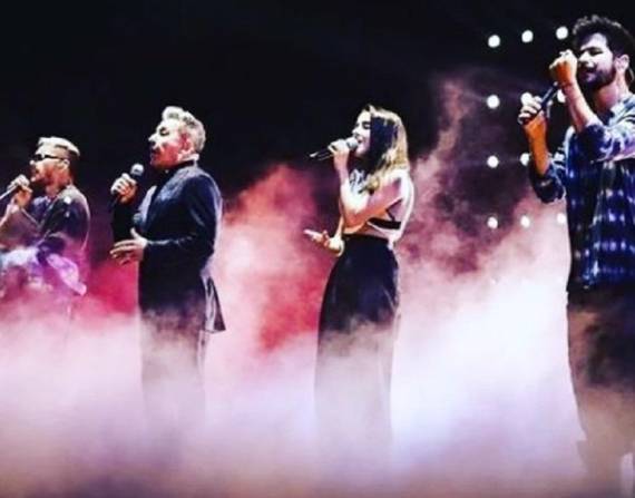 Ricardo Montaner (c.), junto a sus hijos y Camilo canta Amén.
