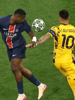 Willian Pacho (izq.) del PSG despejando un balón para que Lautaro Martínez del Inter no pueda atacar, durante la final de la UEFA Champions League en Múnich, Alemania, el 31 de mayo de 2025.