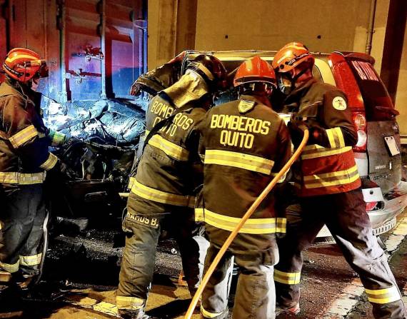 Personal del Cuerpo de Bomberos de Quito utilizó herramientas hidráulicas para rescatar a la víctima.