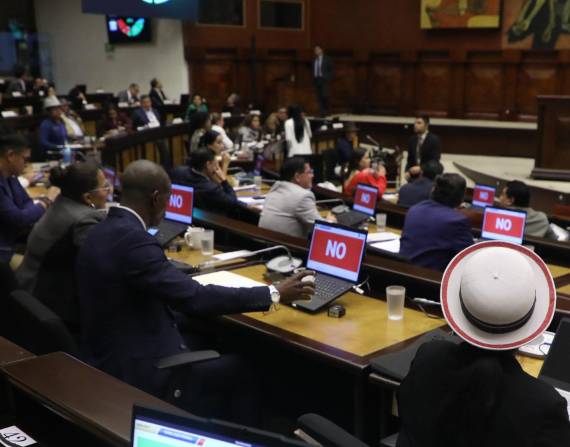 Imagen de legisladores correístas votando por el No en la Asamblea Nacional.