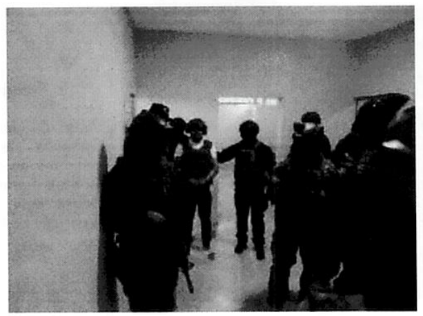 Alias Fede usó un uniforme militar, casco, gafas y chaleco antibalas que decía Armada.