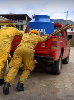 Los bomberos de Quilanga, en Loja, enfrentan incendios con una camioneta de 1997