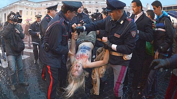 Una activista de Femen se desnuda en el Vaticano tras el inicio del cónclave