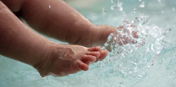 Bebé cayó en aguas congeladas y sobrevive tras 101 minutos de reanimación