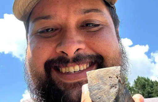 Roberto Vargas dejó su trabajo terapeuta de salud mental para dedicarse a recorrer el mundo en busca de rocas caídas del espacio.