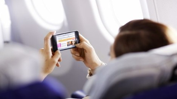 Dispositivos electrónicos: ¿pueden causar accidentes en un avión?