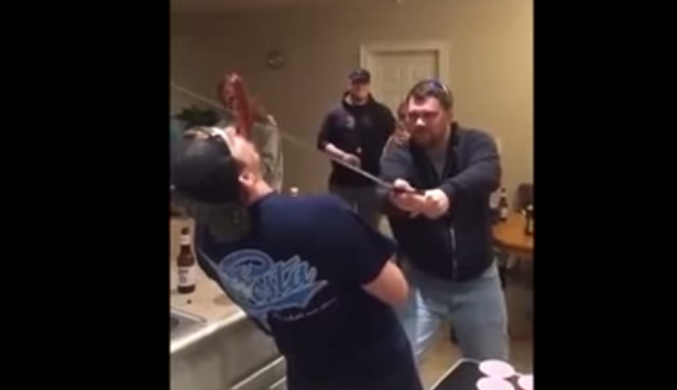 (VIDEO) &#039;Jugando&#039; le cortó la nariz a su amigo con una espada samurai