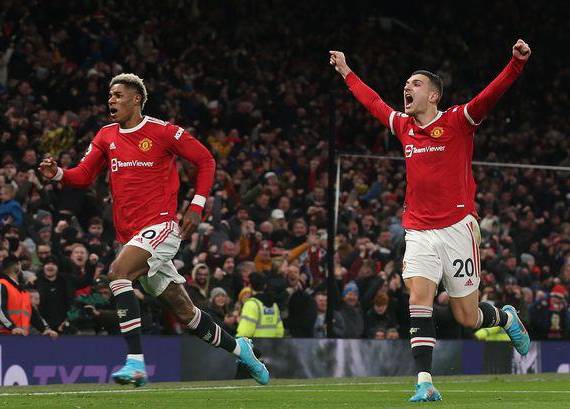 Jugadores del Manchester United, celebrando un gol.