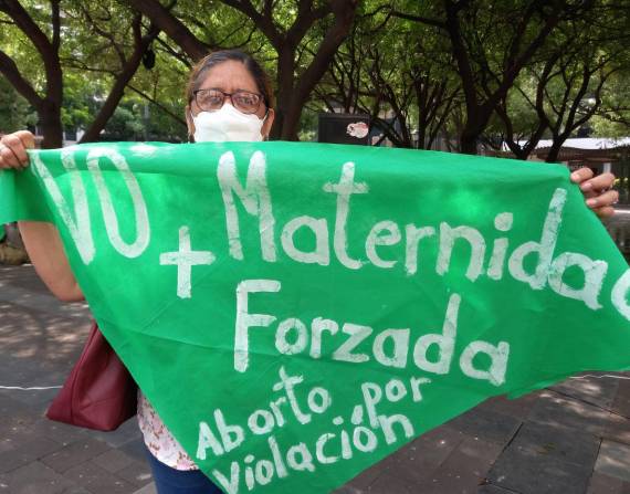 Una mujer muestra su apoyo al aborto por violación durante un plantón.