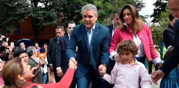 Derechista Iván Duque es elegido presidente de Colombia