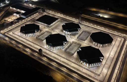 La cárcel, ubicada cerca de la comuna Juntas del Pacífico, es el proyecto emblemático del Gobierno de Daniel Noboa.