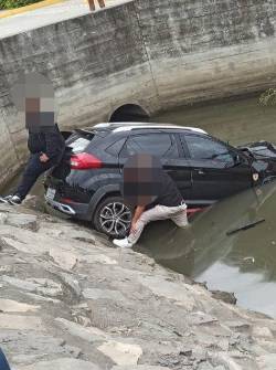 Imagen de un carro encunetado tras chocar contra una moto en la vía Durán-Yaguachi.