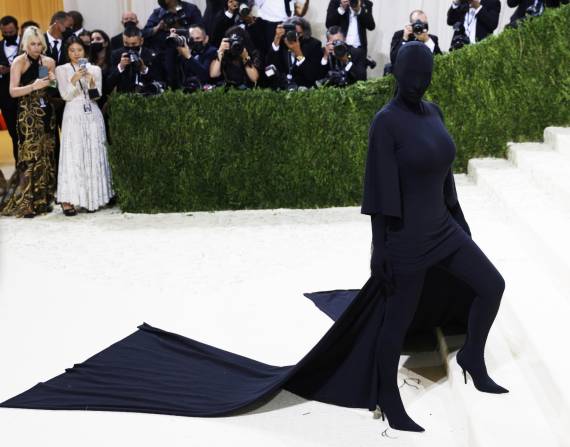 Kim Kardashian impactó cubierta de pies a cabeza con un estilismo de Balenciaga.