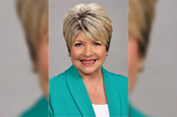Alcaldesa de Texas violó la cuarentena para atenderse en salón de belleza