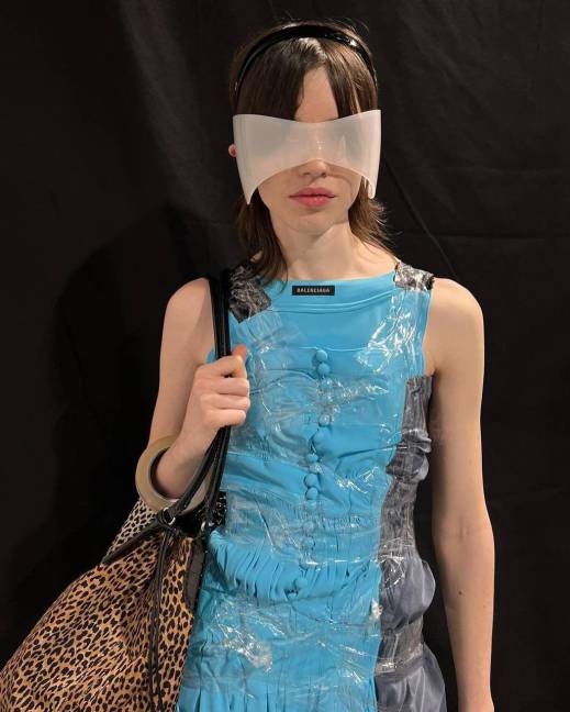 Modelo de Balenciaga en la semana de la moda en París.