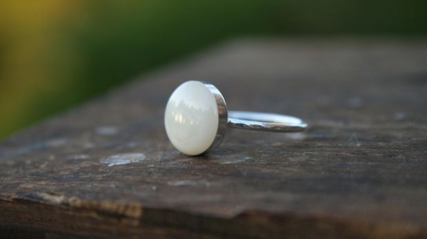 Demandan a empresa que fabricaba joyas hechas con leche materna