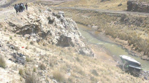 Al menos 16 muertos tras caída de un autobús a un abismo en Perú