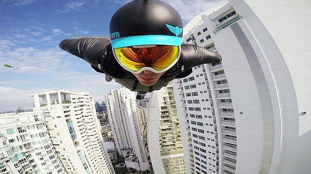 Hombre salta de helicóptero y vuela entre edificios de Panamá