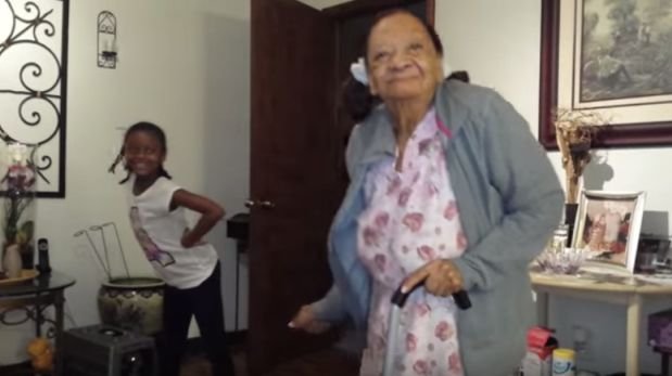 (VIDEO) Anciana de 97 años y bisnieta de 8 protagonizan un divertido baile
