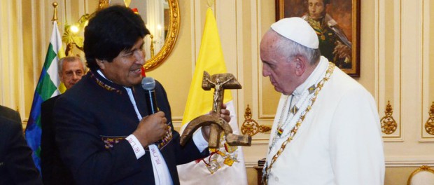 Morales obsequia a Francisco un Cristo crucificado sobre la hoz y el martillo