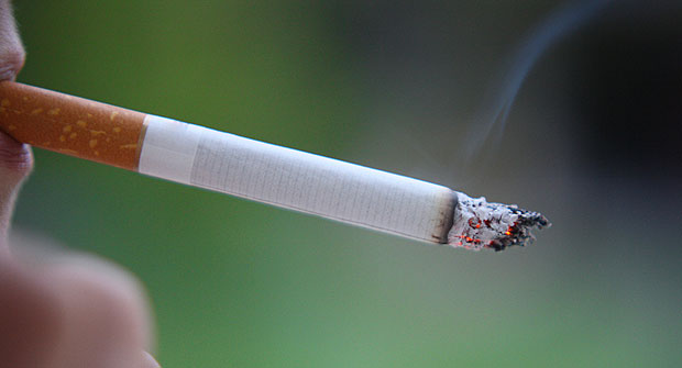 Nuevas reglas contra consumo de cigarrillos y productos procesados en Ecuador