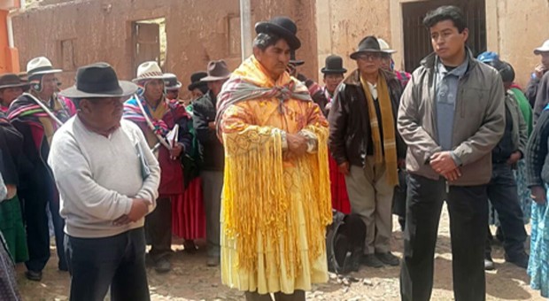 Visten de mujer aymara a alcalde indígena en Bolivia como supuesto castigo