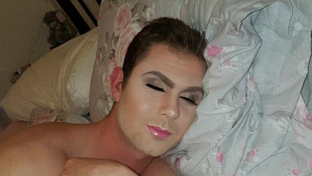 Una chica maquilla a su novio como venganza por su resaca