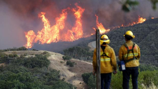 California sigue luchando contra fuegos que han arrasado 113.300 hectáreas