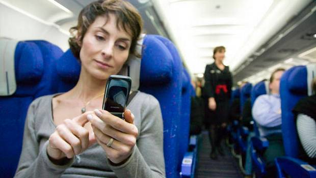 Dispositivos electrónicos: ¿pueden causar accidentes en un avión?