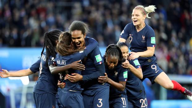 Francia abre el Mundial femenino con goleada a Corea del Sur
