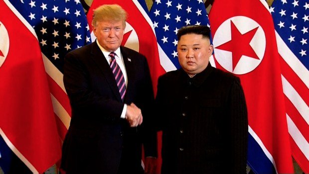 Trump y Jong Un estrechan sus manos por segunda vez