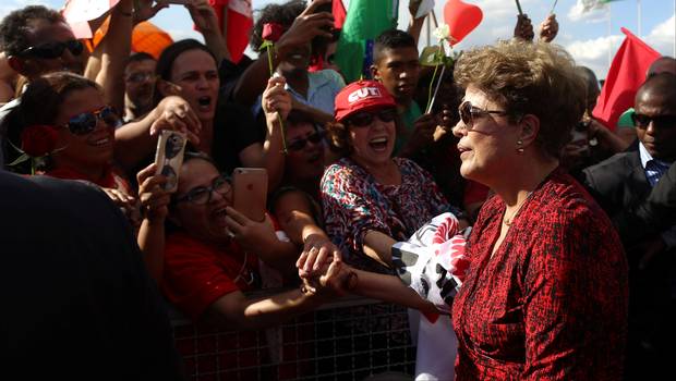 Dilma Rousseff hace su primera aparición pública tras destitución