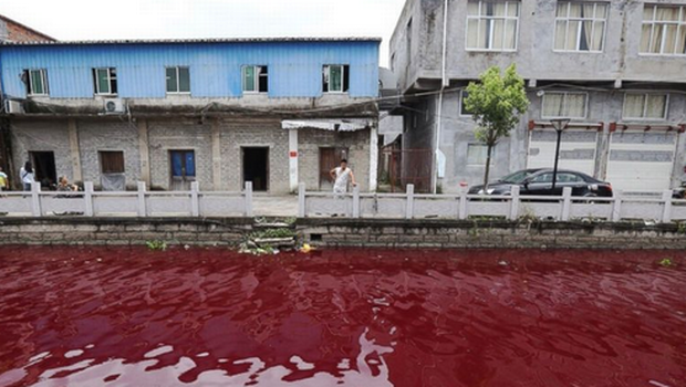 Río en China se hace rojo de forma misteriosa