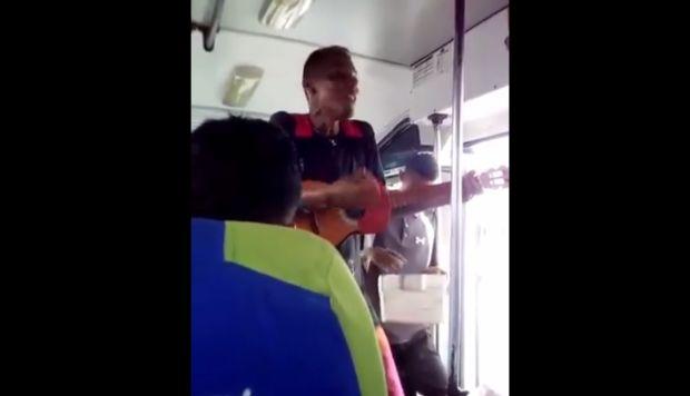 Joven venezolano causa sensación con su versión de &quot;Despacito&quot; en un bus