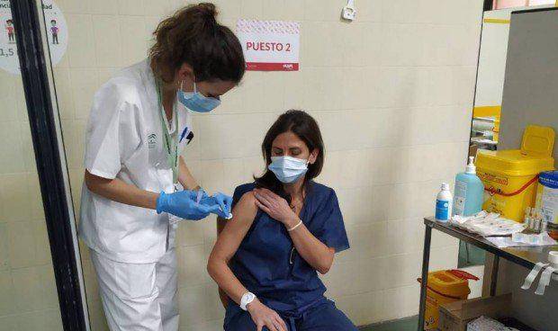 Millones de enfermeras sin vacunar piden prioridad en el reparto de dosis