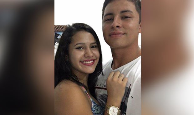 Romántica selfie de una pareja se vuelve viral por tenebroso detalle