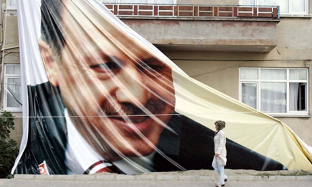 La Fiscalía turca pide cárcel para dos niños por arrancar carteles del presidente